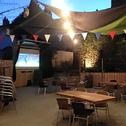 Photo de la terrasse de la Pizza St Pierre avec &eacute;cran g&eacute;ant